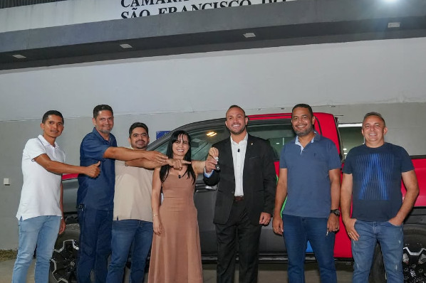 A Casa de Lei recebe nova caminhonete para reforçar atividades do Legislativo